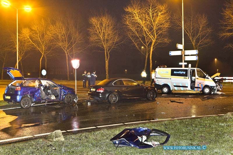 16012505.jpg - MOERDIJK 25 Januari 2016 Bij een aanrijding op de Chemieweg - Zuidelijke Randweg tussen een bus en 2 personen auto's raakte diverse mensen gewond, een Trauma Team en Ambulance medewerkers verzorgende gewonden personen. De Brandweer verleende hulp bij de zwaar beschadigde voertuigen.Deze digitale foto blijft eigendom van FOTOPERSBURO BUSINK. Wij hanteren de voorwaarden van het N.V.F. en N.V.J. Gebruik van deze foto impliceert dat u bekend bent  en akkoord gaat met deze voorwaarden bij publicatie.EB/ETIENNE BUSINK