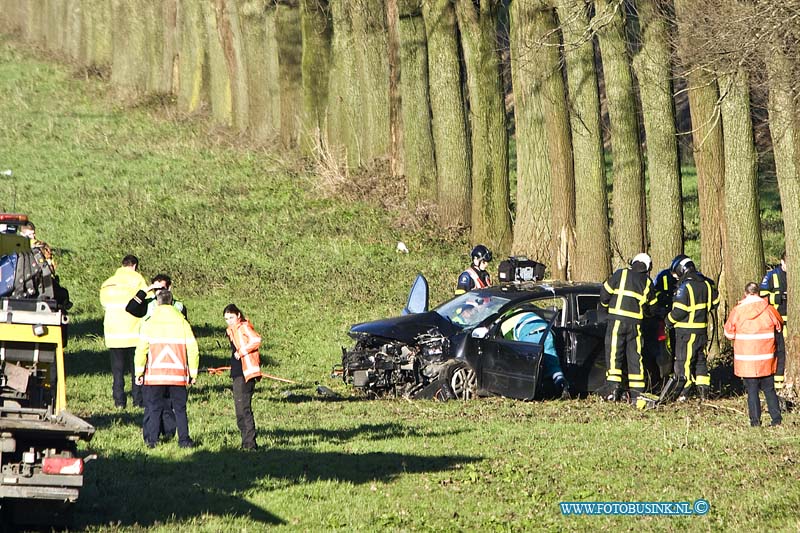 16012506.jpg - DORDRECHT 25 Januari 2016 Bij een aanrijding op de RW A16 net over de Moerdijkbrug is een auto van de weg geraakt en op een boom tot stilstand gekomen mogelijk door men verblind was door de laag staande zon. De Ambulance en Brandweer medewerkers zijn bezig om het slachtoffers die bekneld zitten door middel van het dak van de auto af te knippen te bevrijden. Deze digitale foto blijft eigendom van FOTOPERSBURO BUSINK. Wij hanteren de voorwaarden van het N.V.F. en N.V.J. Gebruik van deze foto impliceert dat u bekend bent  en akkoord gaat met deze voorwaarden bij publicatie.EB/ETIENNE BUSINK