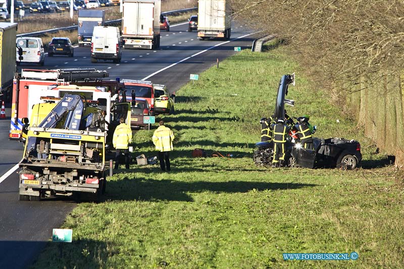 16012507.jpg - DORDRECHT 25 Januari 2016 Bij een aanrijding op de RW A16 net over de Moerdijkbrug is een auto van de weg geraakt en op een boom tot stilstand gekomen mogelijk door men verblind was door de laag staande zon. De Ambulance en Brandweer medewerkers zijn bezig om het slachtoffers die bekneld zitten door middel van het dak van de auto af te knippen te bevrijden. Deze digitale foto blijft eigendom van FOTOPERSBURO BUSINK. Wij hanteren de voorwaarden van het N.V.F. en N.V.J. Gebruik van deze foto impliceert dat u bekend bent  en akkoord gaat met deze voorwaarden bij publicatie.EB/ETIENNE BUSINK