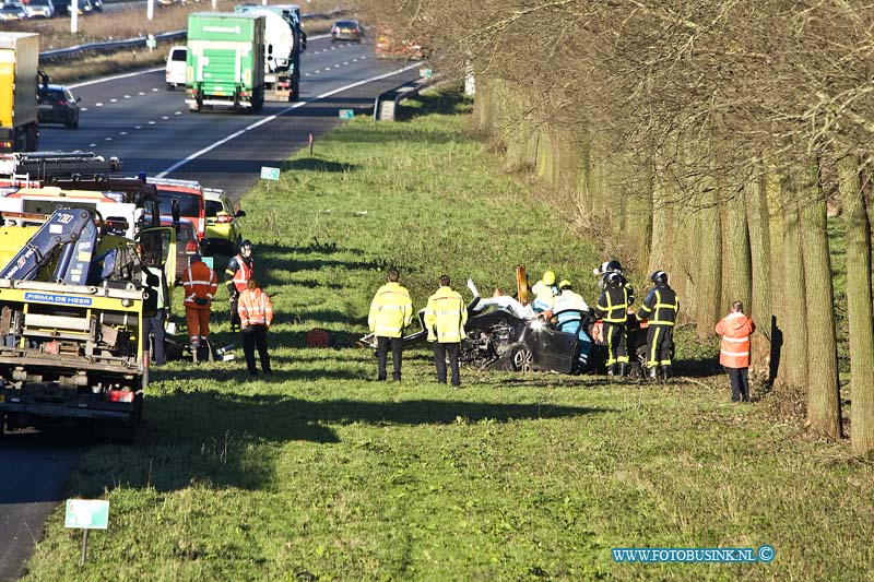 16012508.jpg - DORDRECHT 25 Januari 2016 Bij een aanrijding op de RW A16 net over de Moerdijkbrug is een auto van de weg geraakt en op een boom tot stilstand gekomen mogelijk door men verblind was door de laag staande zon. De Ambulance en Brandweer medewerkers zijn bezig om het slachtoffers die bekneld zitten door middel van het dak van de auto af te knippen te bevrijden. Deze digitale foto blijft eigendom van FOTOPERSBURO BUSINK. Wij hanteren de voorwaarden van het N.V.F. en N.V.J. Gebruik van deze foto impliceert dat u bekend bent  en akkoord gaat met deze voorwaarden bij publicatie.EB/ETIENNE BUSINK