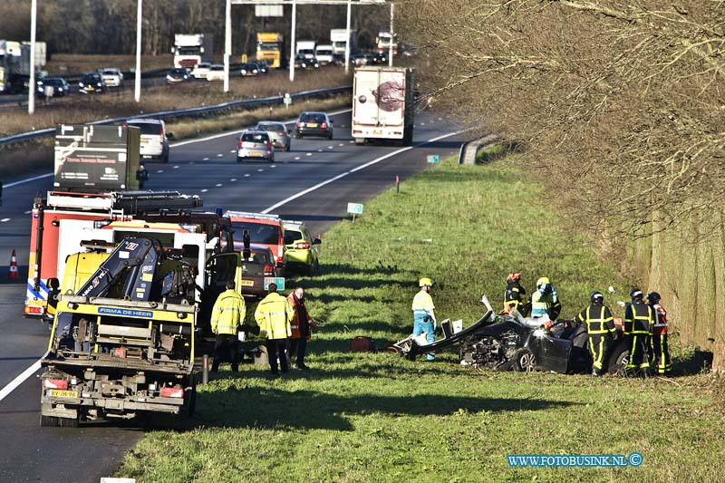 16012509.jpg - DORDRECHT 25 Januari 2016 Bij een aanrijding op de RW A16 net over de Moerdijkbrug is een auto van de weg geraakt en op een boom tot stilstand gekomen mogelijk door men verblind was door de laag staande zon. De Ambulance en Brandweer medewerkers zijn bezig om het slachtoffers die bekneld zitten door middel van het dak van de auto af te knippen te bevrijden. Deze digitale foto blijft eigendom van FOTOPERSBURO BUSINK. Wij hanteren de voorwaarden van het N.V.F. en N.V.J. Gebruik van deze foto impliceert dat u bekend bent  en akkoord gaat met deze voorwaarden bij publicatie.EB/ETIENNE BUSINK