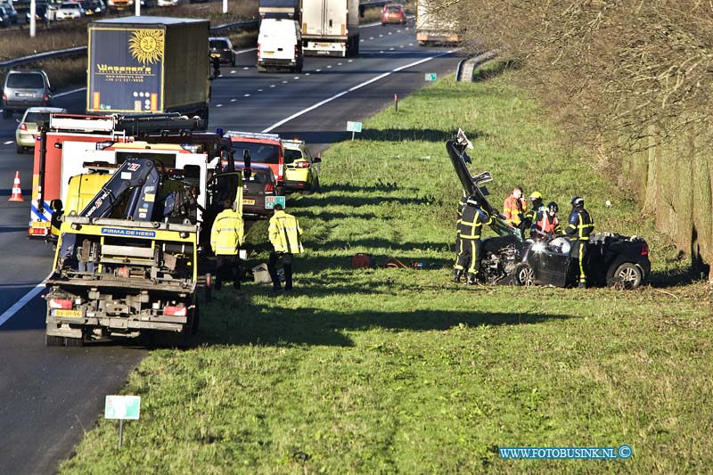 16012510.jpg - DORDRECHT 25 Januari 2016 Bij een aanrijding op de RW A16 net over de Moerdijkbrug is een auto van de weg geraakt en op een boom tot stilstand gekomen mogelijk door men verblind was door de laag staande zon. De Ambulance en Brandweer medewerkers zijn bezig om het slachtoffers die bekneld zitten door middel van het dak van de auto af te knippen te bevrijden. Deze digitale foto blijft eigendom van FOTOPERSBURO BUSINK. Wij hanteren de voorwaarden van het N.V.F. en N.V.J. Gebruik van deze foto impliceert dat u bekend bent  en akkoord gaat met deze voorwaarden bij publicatie.EB/ETIENNE BUSINK