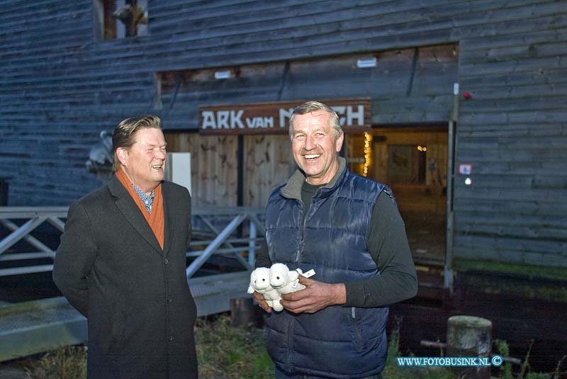 160126547.jpg - DORDRECHT - Op dinsdag 26 januari 2016 is de ark van Noach vertrokken naar de nieuwe plek voor de ark in Capelle.Sleepdiensten waren even bezig om de ark los te trekken.Deze digitale foto blijft eigendom van FOTOPERSBURO BUSINK. Wij hanteren de voorwaarden van het N.V.F. en N.V.J. Gebruik van deze foto impliceert dat u bekend bent  en akkoord gaat met deze voorwaarden bij publicatie.EB/ETIENNE BUSINK