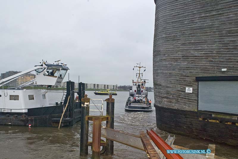160126566.jpg - DORDRECHT - Op dinsdag 26 januari 2016 is de ark van Noach vertrokken naar de nieuwe plek voor de ark in Capelle.Sleepdiensten waren even bezig om de ark los te trekken.Deze digitale foto blijft eigendom van FOTOPERSBURO BUSINK. Wij hanteren de voorwaarden van het N.V.F. en N.V.J. Gebruik van deze foto impliceert dat u bekend bent  en akkoord gaat met deze voorwaarden bij publicatie.EB/ETIENNE BUSINK