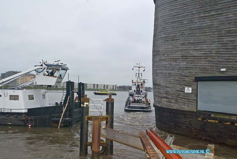 160126566.jpg - DORDRECHT - Op dinsdag 26 januari 2016 is de ark van Noach vertrokken naar de nieuwe plek voor de ark in Capelle.Sleepdiensten waren even bezig om de ark los te trekken.Deze digitale foto blijft eigendom van FOTOPERSBURO BUSINK. Wij hanteren de voorwaarden van het N.V.F. en N.V.J. Gebruik van deze foto impliceert dat u bekend bent  en akkoord gaat met deze voorwaarden bij publicatie.EB/ETIENNE BUSINK