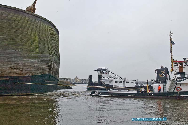 160126587.jpg - DORDRECHT - Op dinsdag 26 januari 2016 is de ark van Noach vertrokken naar de nieuwe plek voor de ark in Capelle.Sleepdiensten waren even bezig om de ark los te trekken.Deze digitale foto blijft eigendom van FOTOPERSBURO BUSINK. Wij hanteren de voorwaarden van het N.V.F. en N.V.J. Gebruik van deze foto impliceert dat u bekend bent  en akkoord gaat met deze voorwaarden bij publicatie.EB/ETIENNE BUSINK