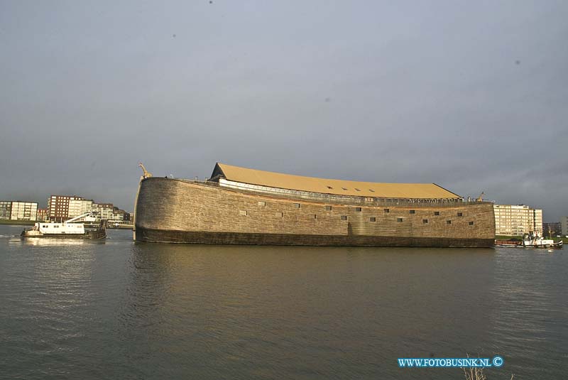 160126614.jpg - DORDRECHT - Op dinsdag 26 januari 2016 is de ark van Noach vertrokken naar de nieuwe plek voor de ark in Capelle.Sleepdiensten waren even bezig om de ark los te trekken.Deze digitale foto blijft eigendom van FOTOPERSBURO BUSINK. Wij hanteren de voorwaarden van het N.V.F. en N.V.J. Gebruik van deze foto impliceert dat u bekend bent  en akkoord gaat met deze voorwaarden bij publicatie.EB/ETIENNE BUSINK