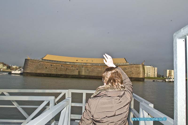 160126619.jpg - DORDRECHT - Op dinsdag 26 januari 2016 is de ark van Noach vertrokken naar de nieuwe plek voor de ark in Capelle.Sleepdiensten waren even bezig om de ark los te trekken.Deze digitale foto blijft eigendom van FOTOPERSBURO BUSINK. Wij hanteren de voorwaarden van het N.V.F. en N.V.J. Gebruik van deze foto impliceert dat u bekend bent  en akkoord gaat met deze voorwaarden bij publicatie.EB/ETIENNE BUSINK