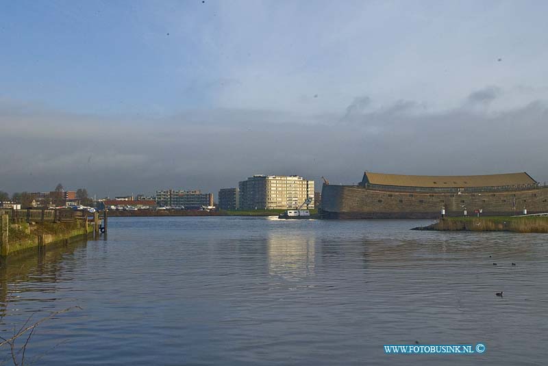 160126632.jpg - DORDRECHT - Op dinsdag 26 januari 2016 is de ark van Noach vertrokken naar de nieuwe plek voor de ark in Capelle.Sleepdiensten waren even bezig om de ark los te trekken.Deze digitale foto blijft eigendom van FOTOPERSBURO BUSINK. Wij hanteren de voorwaarden van het N.V.F. en N.V.J. Gebruik van deze foto impliceert dat u bekend bent  en akkoord gaat met deze voorwaarden bij publicatie.EB/ETIENNE BUSINK