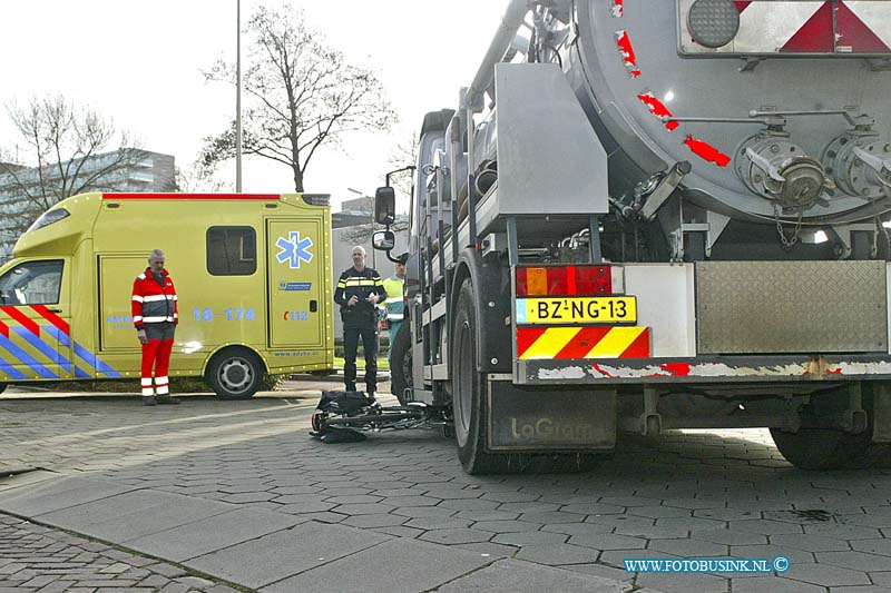 160126639.jpg - Zwijndrecht - Op dinsdag 26 januari 2016 is een vrouw gewond geraakt op de Europaweg in Zwijndrecht toen ze werd geschept door een vrachtauto.De vrachtwagen een puttenzuiger had de vrouw op haar fiets niet gezien en schepte de vrouw.De fiets die onder de vrachtwagen kwam raakte zwaar beschadigd.De gewonde vrouw is met verwondingen aan haar been en gezicht naar een ziekenhuis gebracht.Deze digitale foto blijft eigendom van FOTOPERSBURO BUSINK. Wij hanteren de voorwaarden van het N.V.F. en N.V.J. Gebruik van deze foto impliceert dat u bekend bent  en akkoord gaat met deze voorwaarden bij publicatie.EB/ETIENNE BUSINK