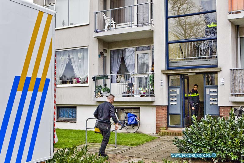 16012701.jpg - DORDRECHT 27 Januari 2016 In een flat woning aan de M.H. Trompweg heeft de politie vanmorgen een inval gedaan, en daarbij is een wietplantage aangetroffen. Een speciaal bedrijf zorgt er voor dat de woning word leeg gehaald, en dat de wietplantjes en de benodigde spullen worden vernietigd.Deze digitale foto blijft eigendom van FOTOPERSBURO BUSINK. Wij hanteren de voorwaarden van het N.V.F. en N.V.J. Gebruik van deze foto impliceert dat u bekend bent  en akkoord gaat met deze voorwaarden bij publicatie.EB/ETIENNE BUSINK