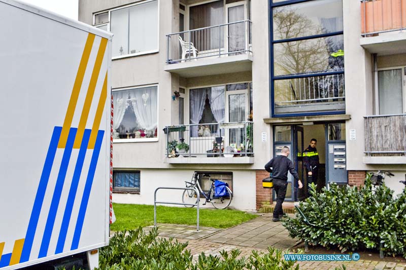 16012702.jpg - DORDRECHT 27 Januari 2016 In een flat woning aan de M.H. Trompweg heeft de politie vanmorgen een inval gedaan, en daarbij is een wietplantage aangetroffen. Een speciaal bedrijf zorgt er voor dat de woning word leeg gehaald, en dat de wietplantjes en de benodigde spullen worden vernietigd.Deze digitale foto blijft eigendom van FOTOPERSBURO BUSINK. Wij hanteren de voorwaarden van het N.V.F. en N.V.J. Gebruik van deze foto impliceert dat u bekend bent  en akkoord gaat met deze voorwaarden bij publicatie.EB/ETIENNE BUSINK