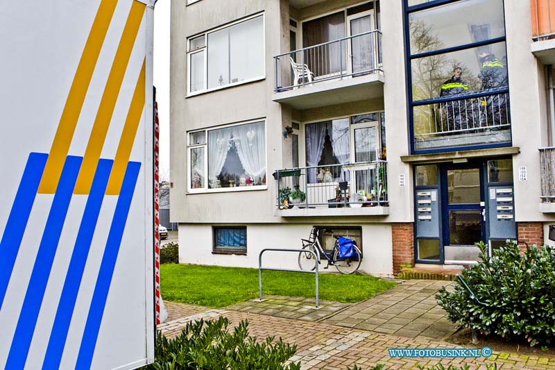 16012703.jpg - DORDRECHT 27 Januari 2016 In een flat woning aan de M.H. Trompweg heeft de politie vanmorgen een inval gedaan, en daarbij is een wietplantage aangetroffen. Een speciaal bedrijf zorgt er voor dat de woning word leeg gehaald, en dat de wietplantjes en de benodigde spullen worden vernietigd.Deze digitale foto blijft eigendom van FOTOPERSBURO BUSINK. Wij hanteren de voorwaarden van het N.V.F. en N.V.J. Gebruik van deze foto impliceert dat u bekend bent  en akkoord gaat met deze voorwaarden bij publicatie.EB/ETIENNE BUSINK