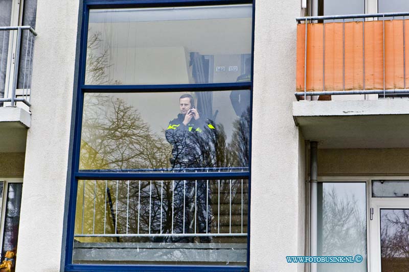 16012704.jpg - DORDRECHT 27 Januari 2016 ( Politie bewaakt woningen en pleegt telefoontje )In een flat woning aan de M.H. Trompweg heeft de politie vanmorgen een inval gedaan, en daarbij is een wietplantage aangetroffen. Een speciaal bedrijf zorgt er voor dat de woning word leeg gehaald, en dat de wietplantjes en de benodigde spullen worden vernietigd.Deze digitale foto blijft eigendom van FOTOPERSBURO BUSINK. Wij hanteren de voorwaarden van het N.V.F. en N.V.J. Gebruik van deze foto impliceert dat u bekend bent  en akkoord gaat met deze voorwaarden bij publicatie.EB/ETIENNE BUSINK