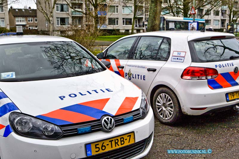16012705.jpg - DORDRECHT 27 Januari 2016 ( Politie auto's in rij in de woonwijk) In een flat woning aan de M.H. Trompweg heeft de politie vanmorgen een inval gedaan, en daarbij is een wietplantage aangetroffen. Een speciaal bedrijf zorgt er voor dat de woning word leeg gehaald, en dat de wietplantjes en de benodigde spullen worden vernietigd.Deze digitale foto blijft eigendom van FOTOPERSBURO BUSINK. Wij hanteren de voorwaarden van het N.V.F. en N.V.J. Gebruik van deze foto impliceert dat u bekend bent  en akkoord gaat met deze voorwaarden bij publicatie.EB/ETIENNE BUSINK