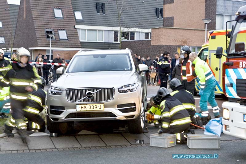 16012706.jpg - HENDRIK IDO AMBACHT 27 januari 2016 Bij een aanrijding tussen een auto en een scoeter is een persoon bekneld gekomen onder de auto op de laan van Welhorst.De brandweer haalde met speciale kriken de persoon die zwaar gewond raakt onder de auto vandaan. Het Ambulance personeel verleende het slachtoffer eerste hulp. De politie stelt een onderzoek in naar de toedracht van dit ernstige ongeval.Deze digitale foto blijft eigendom van FOTOPERSBURO BUSINK. Wij hanteren de voorwaarden van het N.V.F. en N.V.J. Gebruik van deze foto impliceert dat u bekend bent  en akkoord gaat met deze voorwaarden bij publicatie.EB/ETIENNE BUSINK