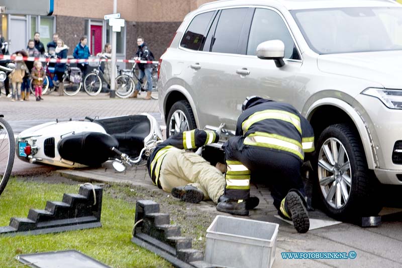 16012707.jpg - HENDRIK IDO AMBACHT 27 januari 2016 Bij een aanrijding tussen een auto en een scoeter is een persoon bekneld gekomen onder de auto op de laan van Welhorst.De brandweer haalde met speciale kriken de persoon die zwaar gewond raakt onder de auto vandaan. Het Ambulance personeel verleende het slachtoffer eerste hulp. De politie stelt een onderzoek in naar de toedracht van dit ernstige ongeval.Deze digitale foto blijft eigendom van FOTOPERSBURO BUSINK. Wij hanteren de voorwaarden van het N.V.F. en N.V.J. Gebruik van deze foto impliceert dat u bekend bent  en akkoord gaat met deze voorwaarden bij publicatie.EB/ETIENNE BUSINK