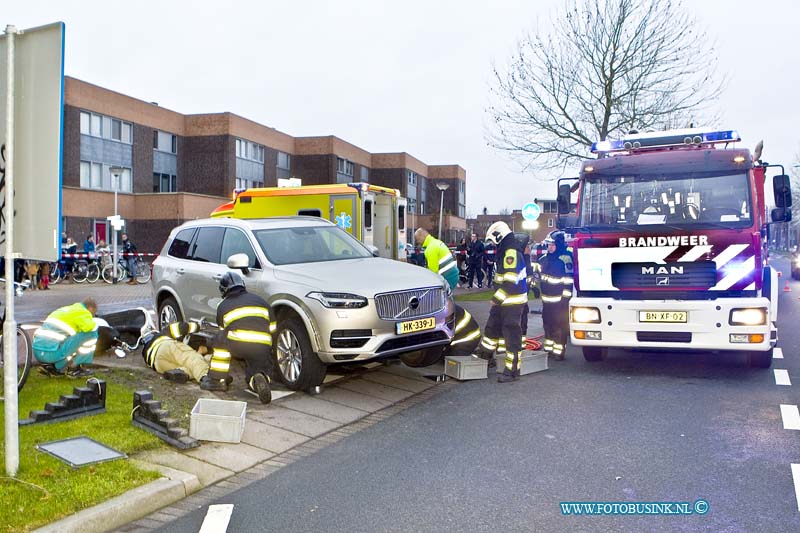 16012708.jpg - HENDRIK IDO AMBACHT 27 januari 2016 Bij een aanrijding tussen een auto en een scoeter is een persoon bekneld gekomen onder de auto op de laan van Welhorst.De brandweer haalde met speciale kriken de persoon die zwaar gewond raakt onder de auto vandaan. Het Ambulance personeel verleende het slachtoffer eerste hulp. De politie stelt een onderzoek in naar de toedracht van dit ernstige ongeval.Deze digitale foto blijft eigendom van FOTOPERSBURO BUSINK. Wij hanteren de voorwaarden van het N.V.F. en N.V.J. Gebruik van deze foto impliceert dat u bekend bent  en akkoord gaat met deze voorwaarden bij publicatie.EB/ETIENNE BUSINK