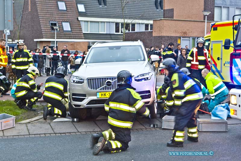 16012709.jpg - HENDRIK IDO AMBACHT 27 januari 2016 Bij een aanrijding tussen een auto en een scoeter is een persoon bekneld gekomen onder de auto op de laan van Welhorst.De brandweer haalde met speciale kriken de persoon die zwaar gewond raakt onder de auto vandaan. Het Ambulance personeel verleende het slachtoffer eerste hulp. De politie stelt een onderzoek in naar de toedracht van dit ernstige ongeval.Deze digitale foto blijft eigendom van FOTOPERSBURO BUSINK. Wij hanteren de voorwaarden van het N.V.F. en N.V.J. Gebruik van deze foto impliceert dat u bekend bent  en akkoord gaat met deze voorwaarden bij publicatie.EB/ETIENNE BUSINK