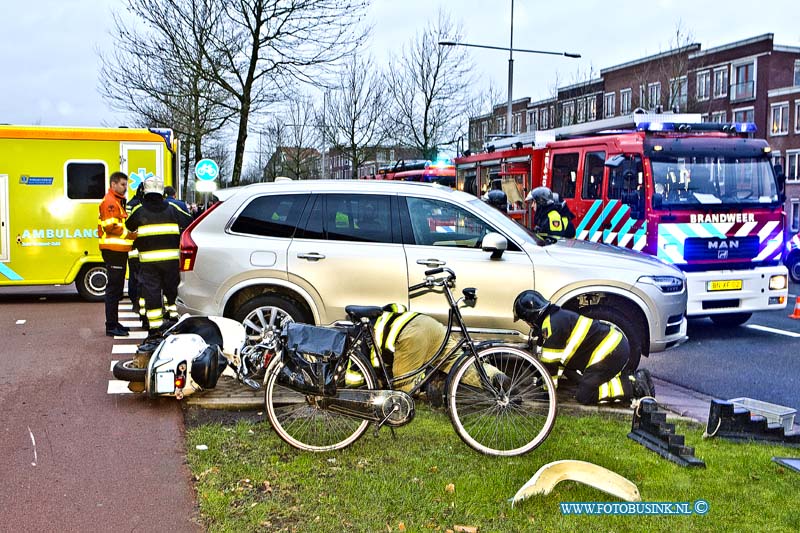 16012710.jpg - HENDRIK IDO AMBACHT 27 januari 2016 Bij een aanrijding tussen een auto en een scoeter is een persoon bekneld gekomen onder de auto op de laan van Welhorst.De brandweer haalde met speciale kriken de persoon die zwaar gewond raakt onder de auto vandaan. Het Ambulance personeel verleende het slachtoffer eerste hulp. De politie stelt een onderzoek in naar de toedracht van dit ernstige ongeval.Deze digitale foto blijft eigendom van FOTOPERSBURO BUSINK. Wij hanteren de voorwaarden van het N.V.F. en N.V.J. Gebruik van deze foto impliceert dat u bekend bent  en akkoord gaat met deze voorwaarden bij publicatie.EB/ETIENNE BUSINK