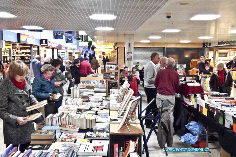 16012901.jpg - DORDRECHT 29 Januari 20156 De 2e hands boekenmarkt in winkelcentrum Sterrenburg. Ruim 20 kramen is het winkelcentrum leuk vol en staan de standhouders 2 dagen lang voor u klaar om u te helpen zoeken naar dat boek dat niet meer in de winkel te koop is, of nu juist voor een leuk prijsje te koop is.  Deze digitale foto blijft eigendom van FOTOPERSBURO BUSINK. Wij hanteren de voorwaarden van het N.V.F. en N.V.J. Gebruik van deze foto impliceert dat u bekend bent  en akkoord gaat met deze voorwaarden bij publicatie.EB/ETIENNE BUSINK