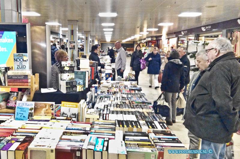 16012902.jpg - DORDRECHT 29 Januari 20156 De 2e hands boekenmarkt in winkelcentrum Sterrenburg. Ruim 20 kramen is het winkelcentrum leuk vol en staan de standhouders 2 dagen lang voor u klaar om u te helpen zoeken naar dat boek dat niet meer in de winkel te koop is, of nu juist voor een leuk prijsje te koop is.  Deze digitale foto blijft eigendom van FOTOPERSBURO BUSINK. Wij hanteren de voorwaarden van het N.V.F. en N.V.J. Gebruik van deze foto impliceert dat u bekend bent  en akkoord gaat met deze voorwaarden bij publicatie.EB/ETIENNE BUSINK