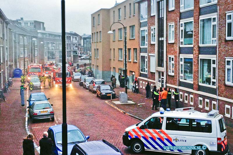 16012903.jpg - DORDRECHT 29- Januari 2016 Bij een brand in een portiek woning in de keuken aan de Torrenstraat  raakte de bewoner licht gewond en werd door het Ambulance personeel behandeld voor de ingeademde rook. De woningen in het portiek werden korte tijd ontruimd.Deze digitale foto blijft eigendom van FOTOPERSBURO BUSINK. Wij hanteren de voorwaarden van het N.V.F. en N.V.J. Gebruik van deze foto impliceert dat u bekend bent  en akkoord gaat met deze voorwaarden bij publicatie.EB/ETIENNE BUSINK