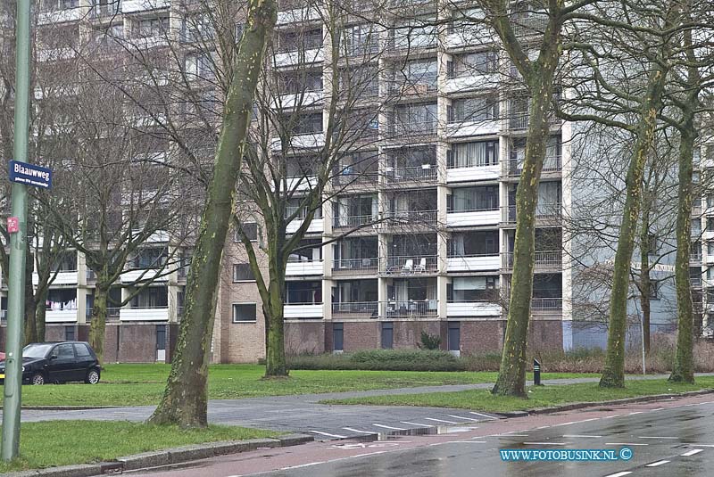 160130506.jpg - DORDRECHT - De politie in Dordrecht heeft op Vrijdagavond 29 januari 2016  6 jongeren (leeftijd 14 -17 jaar oud) van de overlastgevende groep uit de wijk Sterrenburg aangehouden op verdenking van openlijke geweldpleging, bedreiging (online en offline), diefstal met geweld, verspreiden van kinderporno (sexting) en mishandeling.De jongeren werden aangehouden op de Blaauweg en tegelijkertijd op andere plaatsen in Dordrecht.De politie doet een oproep aan personen of jongeren in de omgeving die ook slachtoffer zouden kunnen zijn van deze groep en om zich dan te melden bij de politie.Deze digitale foto blijft eigendom van FOTOPERSBURO BUSINK. Wij hanteren de voorwaarden van het N.V.F. en N.V.J. Gebruik van deze foto impliceert dat u bekend bent  en akkoord gaat met deze voorwaarden bij publicatie.EB/ETIENNE BUSINK