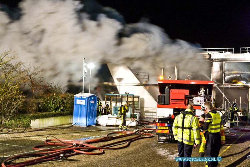 16013101.jpg - HARDINXVELD GIESSENDAM 31 Januari 2016 Bij het in Hardinxveldse scheepswerf Den Breejen aan de Rivierdijk gelegen  passagiersschip in aanbouw is afgelopen nacht een zeer grote brand uitgebroken.Rrond kwart voor één in de nachts brak de brand uit. Diverse brandweer korpsen uit de regio proberende de brand te bestrijden. Er zijn zover bekend geen gewonden gevallen. De hulpdiensten waarschuwde mensen om zoveel mogelijk uit de enorme rookwolken te blijven. het 2e schip wat tegen de in brand staande cruiseschip de Emerald Belle lag is door de verplaatst.Deze digitale foto blijft eigendom van FOTOPERSBURO BUSINK. Wij hanteren de voorwaarden van het N.V.F. en N.V.J. Gebruik van deze foto impliceert dat u bekend bent  en akkoord gaat met deze voorwaarden bij publicatie.EB/ETIENNE BUSINK