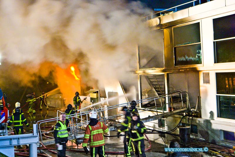 16013102.jpg - HARDINXVELD GIESSENDAM 31 Januari 2016 Bij het in Hardinxveldse scheepswerf Den Breejen aan de Rivierdijk gelegen  passagiersschip in aanbouw is afgelopen nacht een zeer grote brand uitgebroken.Rrond kwart voor één in de nachts brak de brand uit. Diverse brandweer korpsen uit de regio proberende de brand te bestrijden. Er zijn zover bekend geen gewonden gevallen. De hulpdiensten waarschuwde mensen om zoveel mogelijk uit de enorme rookwolken te blijven. het 2e schip wat tegen de in brand staande cruiseschip de Emerald Belle lag is door de verplaatst.Deze digitale foto blijft eigendom van FOTOPERSBURO BUSINK. Wij hanteren de voorwaarden van het N.V.F. en N.V.J. Gebruik van deze foto impliceert dat u bekend bent  en akkoord gaat met deze voorwaarden bij publicatie.EB/ETIENNE BUSINK