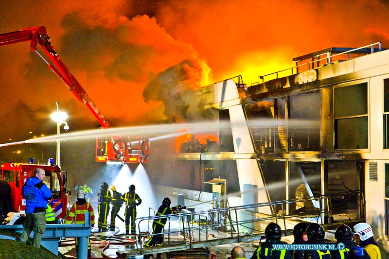 16013103.jpg - HARDINXVELD GIESSENDAM 31 Januari 2016 Bij het in Hardinxveldse scheepswerf Den Breejen aan de Rivierdijk gelegen  passagiersschip in aanbouw is afgelopen nacht een zeer grote brand uitgebroken.Rrond kwart voor één in de nachts brak de brand uit. Diverse brandweer korpsen uit de regio proberende de brand te bestrijden. Er zijn zover bekend geen gewonden gevallen. De hulpdiensten waarschuwde mensen om zoveel mogelijk uit de enorme rookwolken te blijven. het 2e schip wat tegen de in brand staande cruiseschip de Emerald Belle lag is door de verplaatst.Deze digitale foto blijft eigendom van FOTOPERSBURO BUSINK. Wij hanteren de voorwaarden van het N.V.F. en N.V.J. Gebruik van deze foto impliceert dat u bekend bent  en akkoord gaat met deze voorwaarden bij publicatie.EB/ETIENNE BUSINK