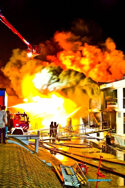 16013104.jpg - HARDINXVELD GIESSENDAM 31 Januari 2016 Bij het in Hardinxveldse scheepswerf Den Breejen aan de Rivierdijk gelegen  passagiersschip in aanbouw is afgelopen nacht een zeer grote brand uitgebroken.Rrond kwart voor één in de nachts brak de brand uit. Diverse brandweer korpsen uit de regio proberende de brand te bestrijden. Er zijn zover bekend geen gewonden gevallen. De hulpdiensten waarschuwde mensen om zoveel mogelijk uit de enorme rookwolken te blijven. het 2e schip wat tegen de in brand staande cruiseschip de Emerald Belle lag is door de verplaatst.Deze digitale foto blijft eigendom van FOTOPERSBURO BUSINK. Wij hanteren de voorwaarden van het N.V.F. en N.V.J. Gebruik van deze foto impliceert dat u bekend bent  en akkoord gaat met deze voorwaarden bij publicatie.EB/ETIENNE BUSINK