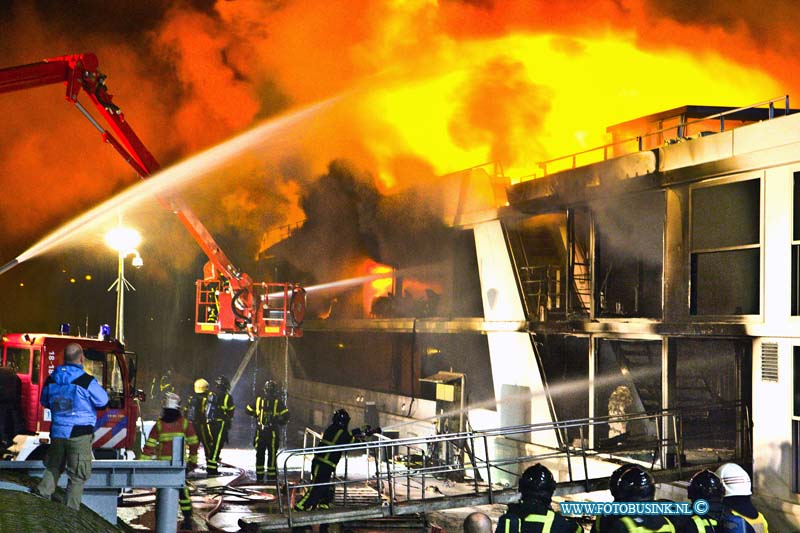 16013105.jpg - HARDINXVELD GIESSENDAM 31 Januari 2016 Bij het in Hardinxveldse scheepswerf Den Breejen aan de Rivierdijk gelegen  passagiersschip in aanbouw is afgelopen nacht een zeer grote brand uitgebroken.Rrond kwart voor één in de nachts brak de brand uit. Diverse brandweer korpsen uit de regio proberende de brand te bestrijden. Er zijn zover bekend geen gewonden gevallen. De hulpdiensten waarschuwde mensen om zoveel mogelijk uit de enorme rookwolken te blijven. het 2e schip wat tegen de in brand staande cruiseschip de Emerald Belle lag is door de verplaatst.Deze digitale foto blijft eigendom van FOTOPERSBURO BUSINK. Wij hanteren de voorwaarden van het N.V.F. en N.V.J. Gebruik van deze foto impliceert dat u bekend bent  en akkoord gaat met deze voorwaarden bij publicatie.EB/ETIENNE BUSINK