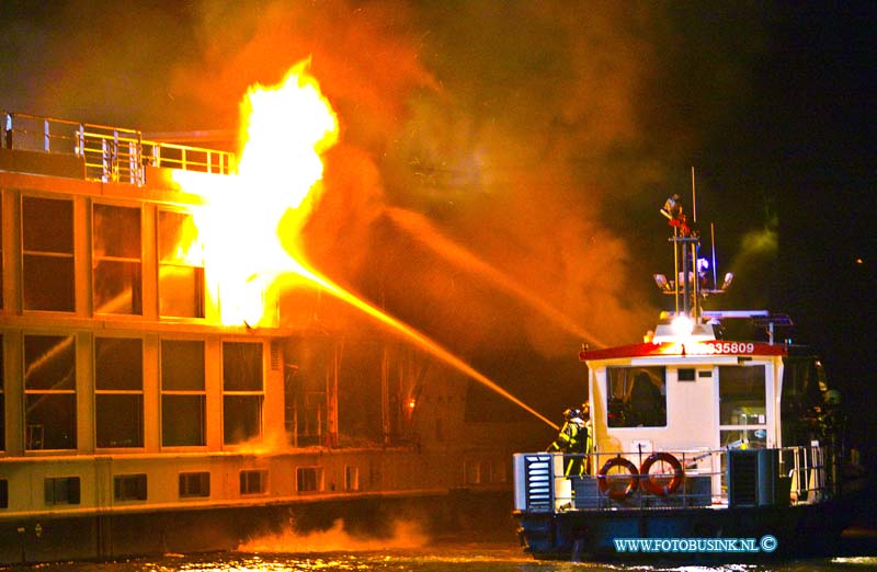 16013106.jpg - HARDINXVELD GIESSENDAM 31 Januari 2016 Bij het in Hardinxveldse scheepswerf Den Breejen aan de Rivierdijk gelegen  passagiersschip in aanbouw is afgelopen nacht een zeer grote brand uitgebroken.Rrond kwart voor één in de nachts brak de brand uit. Diverse brandweer korpsen uit de regio proberende de brand te bestrijden. Er zijn zover bekend geen gewonden gevallen. De hulpdiensten waarschuwde mensen om zoveel mogelijk uit de enorme rookwolken te blijven. het 2e schip wat tegen de in brand staande cruiseschip de Emerald Belle lag is door de verplaatst.Deze digitale foto blijft eigendom van FOTOPERSBURO BUSINK. Wij hanteren de voorwaarden van het N.V.F. en N.V.J. Gebruik van deze foto impliceert dat u bekend bent  en akkoord gaat met deze voorwaarden bij publicatie.EB/ETIENNE BUSINK