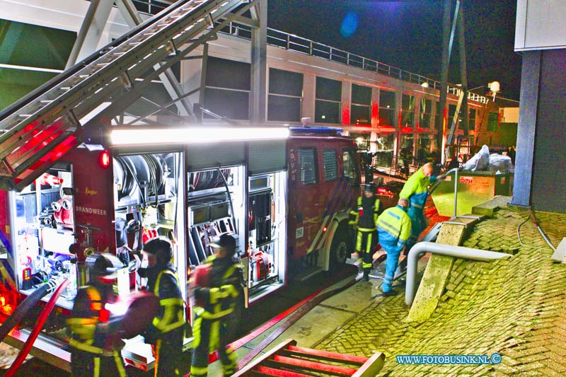 16013107.jpg - HARDINXVELD GIESSENDAM 31 Januari 2016 ( Brandweer en Ambulance mederwerkers zijn druk bezig)Bij het in Hardinxveldse scheepswerf Den Breejen aan de Rivierdijk gelegen  passagiersschip in aanbouw is afgelopen nacht een zeer grote brand uitgebroken.Rrond kwart voor één in de nachts brak de brand uit. Diverse brandweer korpsen uit de regio proberende de brand te bestrijden. Er zijn zover bekend geen gewonden gevallen. De hulpdiensten waarschuwde mensen om zoveel mogelijk uit de enorme rookwolken te blijven. het 2e schip wat tegen de in brand staande cruiseschip de Emerald Belle lag is door de verplaatst.NOVUM COPYRIGHT ETIENNE BUSINK