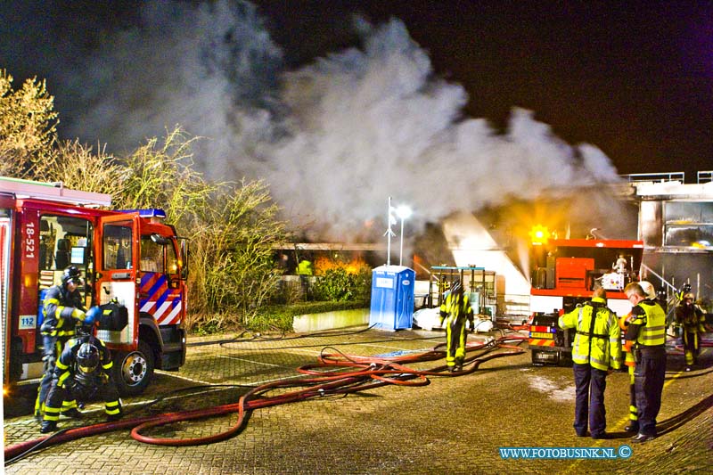 16013108.jpg - HARDINXVELD GIESSENDAM 31 Januari 2016 ( Brandweer en Ambulance mederwerkers zijn druk bezig)Bij het in Hardinxveldse scheepswerf Den Breejen aan de Rivierdijk gelegen  passagiersschip in aanbouw is afgelopen nacht een zeer grote brand uitgebroken.Rrond kwart voor één in de nachts brak de brand uit. Diverse brandweer korpsen uit de regio proberende de brand te bestrijden. Er zijn zover bekend geen gewonden gevallen. De hulpdiensten waarschuwde mensen om zoveel mogelijk uit de enorme rookwolken te blijven. het 2e schip wat tegen de in brand staande cruiseschip de Emerald Belle lag is door de verplaatst.Deze digitale foto blijft eigendom van FOTOPERSBURO BUSINK. Wij hanteren de voorwaarden van het N.V.F. en N.V.J. Gebruik van deze foto impliceert dat u bekend bent  en akkoord gaat met deze voorwaarden bij publicatie.EB/ETIENNE BUSINK