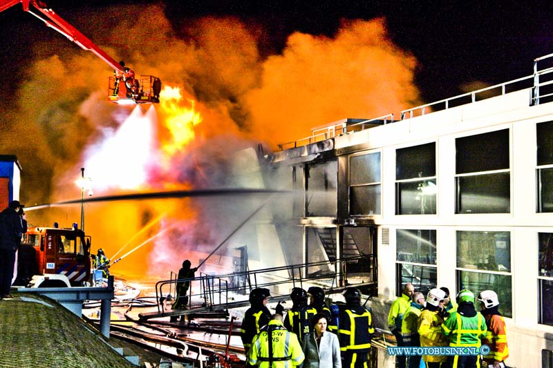 16013109.jpg - HARDINXVELD GIESSENDAM 31 Januari 2016 Bij het in Hardinxveldse scheepswerf Den Breejen aan de Rivierdijk gelegen  passagiersschip in aanbouw is afgelopen nacht een zeer grote brand uitgebroken.Rrond kwart voor één in de nachts brak de brand uit. Diverse brandweer korpsen uit de regio proberende de brand te bestrijden. Er zijn zover bekend geen gewonden gevallen. De hulpdiensten waarschuwde mensen om zoveel mogelijk uit de enorme rookwolken te blijven. het 2e schip wat tegen de in brand staande cruiseschip de Emerald Belle lag is door de verplaatst.Deze digitale foto blijft eigendom van FOTOPERSBURO BUSINK. Wij hanteren de voorwaarden van het N.V.F. en N.V.J. Gebruik van deze foto impliceert dat u bekend bent  en akkoord gaat met deze voorwaarden bij publicatie.EB/ETIENNE BUSINK