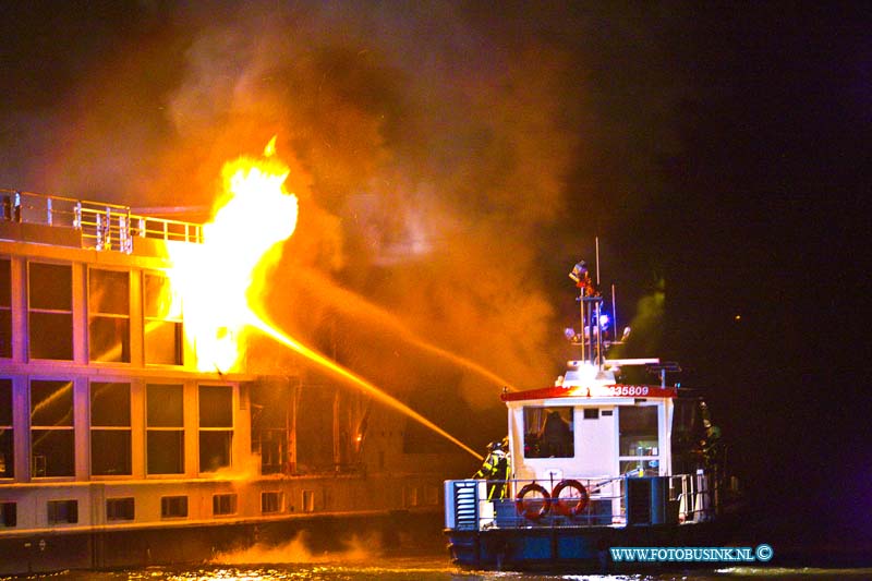 16013110.jpg - HARDINXVELD GIESSENDAM 31 Januari 2016 Bij het in Hardinxveldse scheepswerf Den Breejen aan de Rivierdijk gelegen  passagiersschip in aanbouw is afgelopen nacht een zeer grote brand uitgebroken.Rrond kwart voor één in de nachts brak de brand uit. Diverse brandweer korpsen uit de regio proberende de brand te bestrijden. Er zijn zover bekend geen gewonden gevallen. De hulpdiensten waarschuwde mensen om zoveel mogelijk uit de enorme rookwolken te blijven. het 2e schip wat tegen de in brand staande cruiseschip de Emerald Belle lag is door de verplaatst.Deze digitale foto blijft eigendom van FOTOPERSBURO BUSINK. Wij hanteren de voorwaarden van het N.V.F. en N.V.J. Gebruik van deze foto impliceert dat u bekend bent  en akkoord gaat met deze voorwaarden bij publicatie.EB/ETIENNE BUSINK