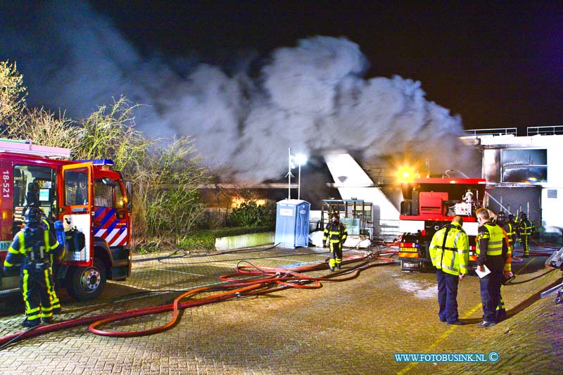 16013111.jpg - HARDINXVELD GIESSENDAM 31 Januari 2016 Bij het in Hardinxveldse scheepswerf Den Breejen aan de Rivierdijk gelegen  passagiersschip in aanbouw is afgelopen nacht een zeer grote brand uitgebroken.Rrond kwart voor één in de nachts brak de brand uit. Diverse brandweer korpsen uit de regio proberende de brand te bestrijden. Er zijn zover bekend geen gewonden gevallen. De hulpdiensten waarschuwde mensen om zoveel mogelijk uit de enorme rookwolken te blijven. het 2e schip wat tegen de in brand staande cruiseschip de Emerald Belle lag is door de verplaatst.Deze digitale foto blijft eigendom van FOTOPERSBURO BUSINK. Wij hanteren de voorwaarden van het N.V.F. en N.V.J. Gebruik van deze foto impliceert dat u bekend bent  en akkoord gaat met deze voorwaarden bij publicatie.EB/ETIENNE BUSINK