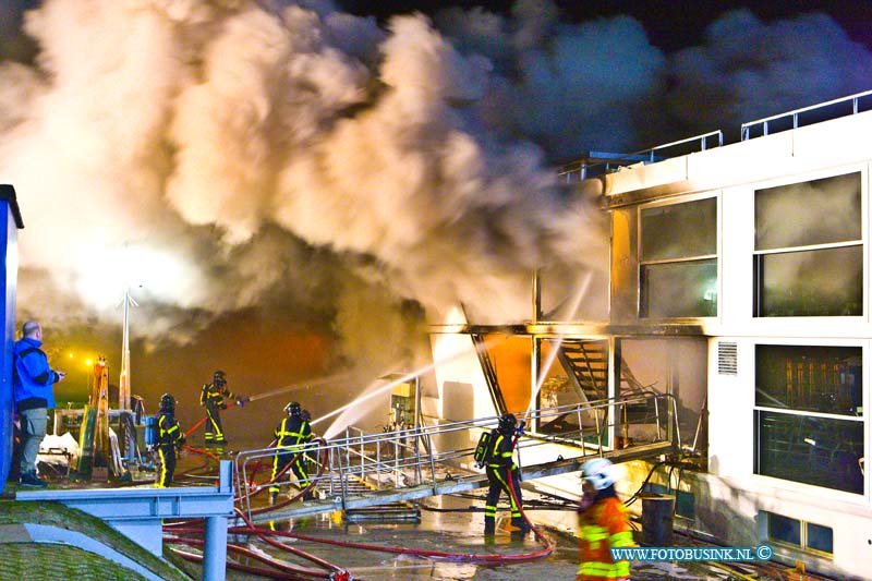 16013112.jpg - HARDINXVELD GIESSENDAM 31 Januari 2016 Bij het in Hardinxveldse scheepswerf Den Breejen aan de Rivierdijk gelegen  passagiersschip in aanbouw is afgelopen nacht een zeer grote brand uitgebroken.Rrond kwart voor één in de nachts brak de brand uit. Diverse brandweer korpsen uit de regio proberende de brand te bestrijden. Er zijn zover bekend geen gewonden gevallen. De hulpdiensten waarschuwde mensen om zoveel mogelijk uit de enorme rookwolken te blijven. het 2e schip wat tegen de in brand staande cruiseschip de Emerald Belle lag is door de verplaatst.Deze digitale foto blijft eigendom van FOTOPERSBURO BUSINK. Wij hanteren de voorwaarden van het N.V.F. en N.V.J. Gebruik van deze foto impliceert dat u bekend bent  en akkoord gaat met deze voorwaarden bij publicatie.EB/ETIENNE BUSINK