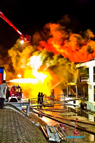 16013113.jpg - HARDINXVELD GIESSENDAM 31 Januari 2016 Bij het in Hardinxveldse scheepswerf Den Breejen aan de Rivierdijk gelegen  passagiersschip in aanbouw is afgelopen nacht een zeer grote brand uitgebroken.Rrond kwart voor één in de nachts brak de brand uit. Diverse brandweer korpsen uit de regio proberende de brand te bestrijden. Er zijn zover bekend geen gewonden gevallen. De hulpdiensten waarschuwde mensen om zoveel mogelijk uit de enorme rookwolken te blijven. het 2e schip wat tegen de in brand staande cruiseschip de Emerald Belle lag is door de verplaatst.Deze digitale foto blijft eigendom van FOTOPERSBURO BUSINK. Wij hanteren de voorwaarden van het N.V.F. en N.V.J. Gebruik van deze foto impliceert dat u bekend bent  en akkoord gaat met deze voorwaarden bij publicatie.EB/ETIENNE BUSINK