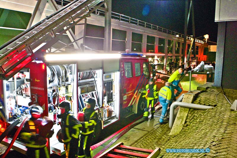 16013114.jpg - HARDINXVELD GIESSENDAM 31 Januari 2016 Bij het in Hardinxveldse scheepswerf Den Breejen aan de Rivierdijk gelegen  passagiersschip in aanbouw is afgelopen nacht een zeer grote brand uitgebroken.Rrond kwart voor één in de nachts brak de brand uit. Diverse brandweer korpsen uit de regio proberende de brand te bestrijden. Er zijn zover bekend geen gewonden gevallen. De hulpdiensten waarschuwde mensen om zoveel mogelijk uit de enorme rookwolken te blijven. het 2e schip wat tegen de in brand staande cruiseschip de Emerald Belle lag is door de verplaatst.Deze digitale foto blijft eigendom van FOTOPERSBURO BUSINK. Wij hanteren de voorwaarden van het N.V.F. en N.V.J. Gebruik van deze foto impliceert dat u bekend bent  en akkoord gaat met deze voorwaarden bij publicatie.EB/ETIENNE BUSINK