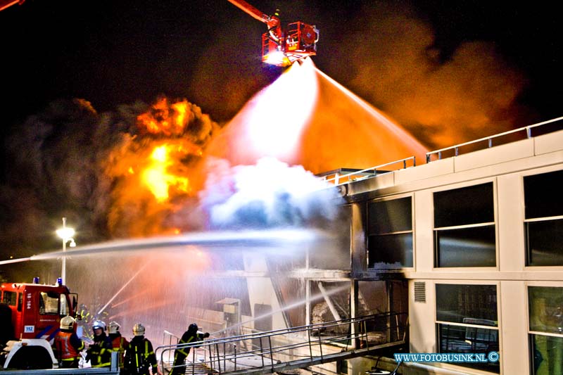 16013115.jpg - HARDINXVELD GIESSENDAM 31 Januari 2016 Bij het in Hardinxveldse scheepswerf Den Breejen aan de Rivierdijk gelegen  passagiersschip in aanbouw is afgelopen nacht een zeer grote brand uitgebroken.Rrond kwart voor één in de nachts brak de brand uit. Diverse brandweer korpsen uit de regio proberende de brand te bestrijden. Er zijn zover bekend geen gewonden gevallen. De hulpdiensten waarschuwde mensen om zoveel mogelijk uit de enorme rookwolken te blijven. het 2e schip wat tegen de in brand staande cruiseschip de Emerald Belle lag is door de verplaatst.Deze digitale foto blijft eigendom van FOTOPERSBURO BUSINK. Wij hanteren de voorwaarden van het N.V.F. en N.V.J. Gebruik van deze foto impliceert dat u bekend bent  en akkoord gaat met deze voorwaarden bij publicatie.EB/ETIENNE BUSINK