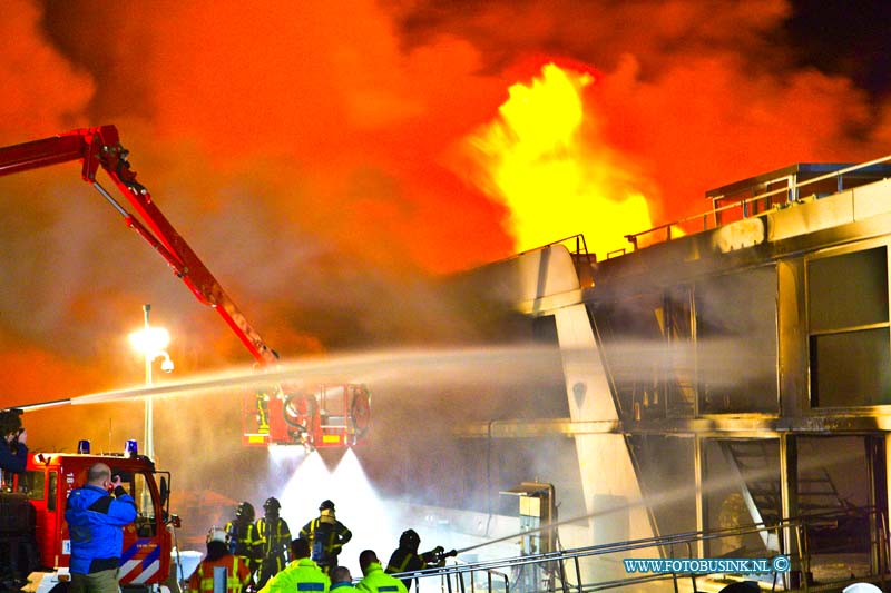 16013116.jpg - HARDINXVELD GIESSENDAM 31 Januari 2016 Bij het in Hardinxveldse scheepswerf Den Breejen aan de Rivierdijk gelegen  passagiersschip in aanbouw is afgelopen nacht een zeer grote brand uitgebroken.Rrond kwart voor één in de nachts brak de brand uit. Diverse brandweer korpsen uit de regio proberende de brand te bestrijden. Er zijn zover bekend geen gewonden gevallen. De hulpdiensten waarschuwde mensen om zoveel mogelijk uit de enorme rookwolken te blijven. het 2e schip wat tegen de in brand staande cruiseschip de Emerald Belle lag is door de verplaatst.Deze digitale foto blijft eigendom van FOTOPERSBURO BUSINK. Wij hanteren de voorwaarden van het N.V.F. en N.V.J. Gebruik van deze foto impliceert dat u bekend bent  en akkoord gaat met deze voorwaarden bij publicatie.EB/ETIENNE BUSINK