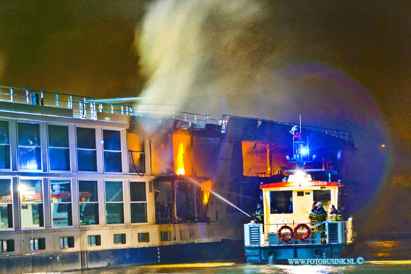 16013117.jpg - HARDINXVELD GIESSENDAM 31 Januari 2016 Bij het in Hardinxveldse scheepswerf Den Breejen aan de Rivierdijk gelegen  passagiersschip in aanbouw is afgelopen nacht een zeer grote brand uitgebroken.Rrond kwart voor één in de nachts brak de brand uit. Diverse brandweer korpsen uit de regio proberende de brand te bestrijden. Er zijn zover bekend geen gewonden gevallen. De hulpdiensten waarschuwde mensen om zoveel mogelijk uit de enorme rookwolken te blijven. het 2e schip wat tegen de in brand staande cruiseschip de Emerald Belle lag is door de verplaatst.Deze digitale foto blijft eigendom van FOTOPERSBURO BUSINK. Wij hanteren de voorwaarden van het N.V.F. en N.V.J. Gebruik van deze foto impliceert dat u bekend bent  en akkoord gaat met deze voorwaarden bij publicatie.EB/ETIENNE BUSINK