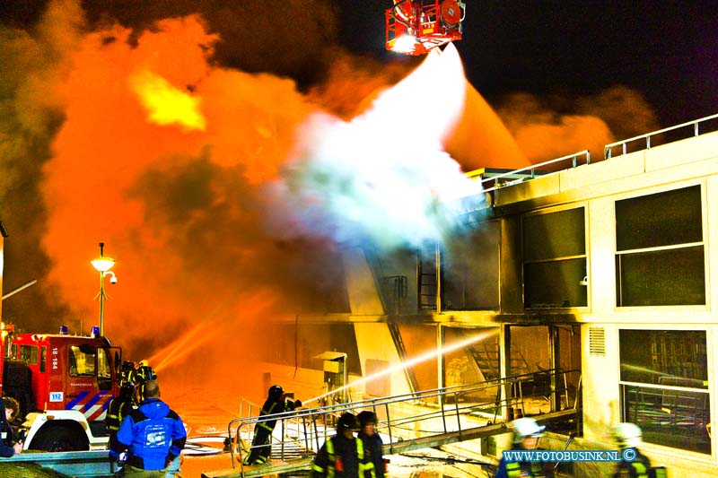 16013118.jpg - HARDINXVELD GIESSENDAM 31 Januari 2016 Bij het in Hardinxveldse scheepswerf Den Breejen aan de Rivierdijk gelegen  passagiersschip in aanbouw is afgelopen nacht een zeer grote brand uitgebroken.Rrond kwart voor één in de nachts brak de brand uit. Diverse brandweer korpsen uit de regio proberende de brand te bestrijden. Er zijn zover bekend geen gewonden gevallen. De hulpdiensten waarschuwde mensen om zoveel mogelijk uit de enorme rookwolken te blijven. het 2e schip wat tegen de in brand staande cruiseschip de Emerald Belle lag is door de verplaatst.Deze digitale foto blijft eigendom van FOTOPERSBURO BUSINK. Wij hanteren de voorwaarden van het N.V.F. en N.V.J. Gebruik van deze foto impliceert dat u bekend bent  en akkoord gaat met deze voorwaarden bij publicatie.EB/ETIENNE BUSINK