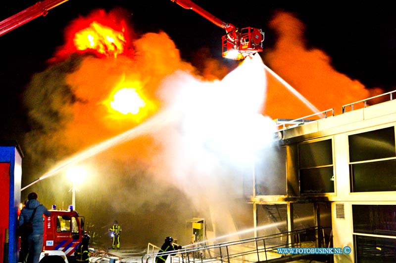 16013119.jpg - HARDINXVELD GIESSENDAM 31 Januari 2016 Bij het in Hardinxveldse scheepswerf Den Breejen aan de Rivierdijk gelegen  passagiersschip in aanbouw is afgelopen nacht een zeer grote brand uitgebroken.Rrond kwart voor één in de nachts brak de brand uit. Diverse brandweer korpsen uit de regio proberende de brand te bestrijden. Er zijn zover bekend geen gewonden gevallen. De hulpdiensten waarschuwde mensen om zoveel mogelijk uit de enorme rookwolken te blijven. het 2e schip wat tegen de in brand staande cruiseschip de Emerald Belle lag is door de verplaatst.Deze digitale foto blijft eigendom van FOTOPERSBURO BUSINK. Wij hanteren de voorwaarden van het N.V.F. en N.V.J. Gebruik van deze foto impliceert dat u bekend bent  en akkoord gaat met deze voorwaarden bij publicatie.EB/ETIENNE BUSINK