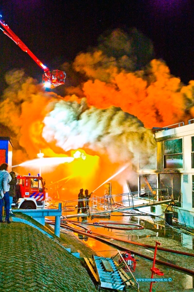 16013120.jpg - HARDINXVELD GIESSENDAM 31 Januari 2016 Bij het in Hardinxveldse scheepswerf Den Breejen aan de Rivierdijk gelegen  passagiersschip in aanbouw is afgelopen nacht een zeer grote brand uitgebroken.Rrond kwart voor één in de nachts brak de brand uit. Diverse brandweer korpsen uit de regio proberende de brand te bestrijden. Er zijn zover bekend geen gewonden gevallen. De hulpdiensten waarschuwde mensen om zoveel mogelijk uit de enorme rookwolken te blijven. het 2e schip wat tegen de in brand staande cruiseschip de Emerald Belle lag is door de verplaatst.Deze digitale foto blijft eigendom van FOTOPERSBURO BUSINK. Wij hanteren de voorwaarden van het N.V.F. en N.V.J. Gebruik van deze foto impliceert dat u bekend bent  en akkoord gaat met deze voorwaarden bij publicatie.EB/ETIENNE BUSINK