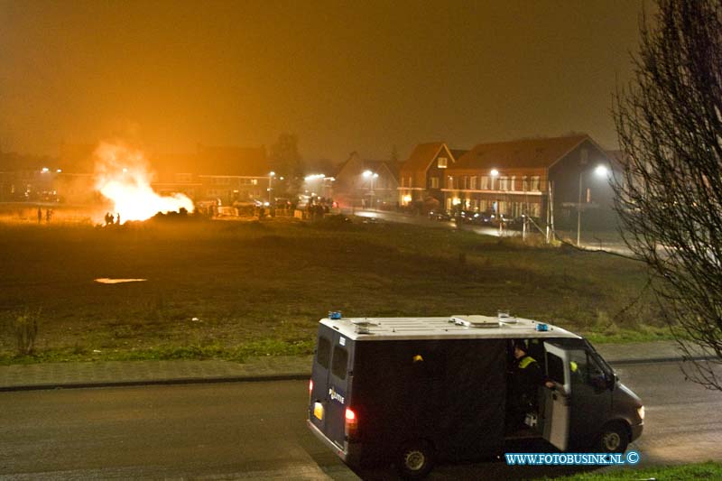 17010101.jpg - DORDRECHT:01-01-2017: Bij het vreugde vuur in de wijk Oud krispijn nabij de Mesdagstraat was het lange tijd onrustig, het vuur van de kerstbomen en Pallets branden hevig en de M.E. En politie keken toe tot dat de brandweer rond half 4 een eind aan het feestje maakte door de brand stapel te blussen.Deze digitale foto blijft eigendom van FOTOPERSBURO BUSINK. Wij hanteren de voorwaarden van het N.V.F. en N.V.J. Gebruik van deze foto impliceert dat u bekend bent  en akkoord gaat met deze voorwaarden bij publicatie.EB/ETIENNE BUSINK