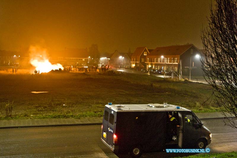 17010102.jpg - DORDRECHT:01-01-2017: Bij het vreugde vuur in de wijk Oud krispijn nabij de Mesdagstraat was het lange tijd onrustig, het vuur van de kerstbomen en Pallets branden hevig en de M.E. En politie keken toe tot dat de brandweer rond half 4 een eind aan het feestje maakte door de brand stapel te blussen.Deze digitale foto blijft eigendom van FOTOPERSBURO BUSINK. Wij hanteren de voorwaarden van het N.V.F. en N.V.J. Gebruik van deze foto impliceert dat u bekend bent  en akkoord gaat met deze voorwaarden bij publicatie.EB/ETIENNE BUSINK